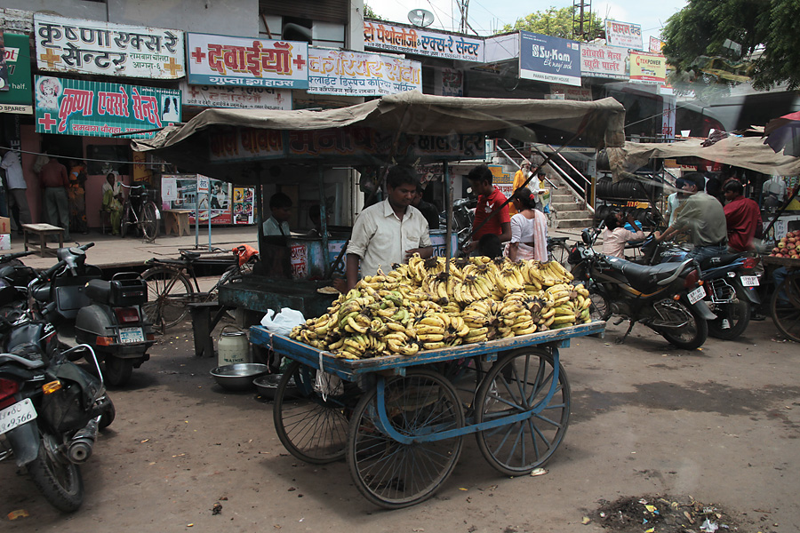 3022_straatbeeld.jpg - Straatbeeld met bananenverkoper en eetstalletje