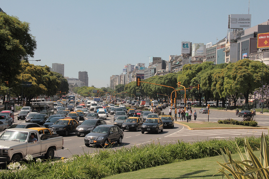 06060_hoofdstraat_1080.jpg - Traffic on Buenos Aires' mainstreet, Avenida 9 de Julio