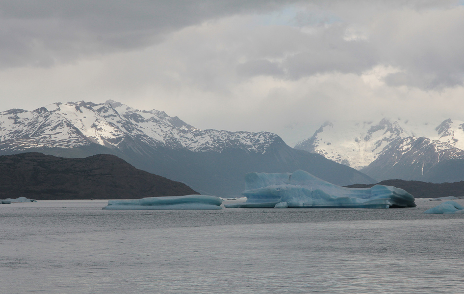 09457.jpg - Iceberg on Lago Argentino, near Upsala glacier - Los Glaciares N.P.
