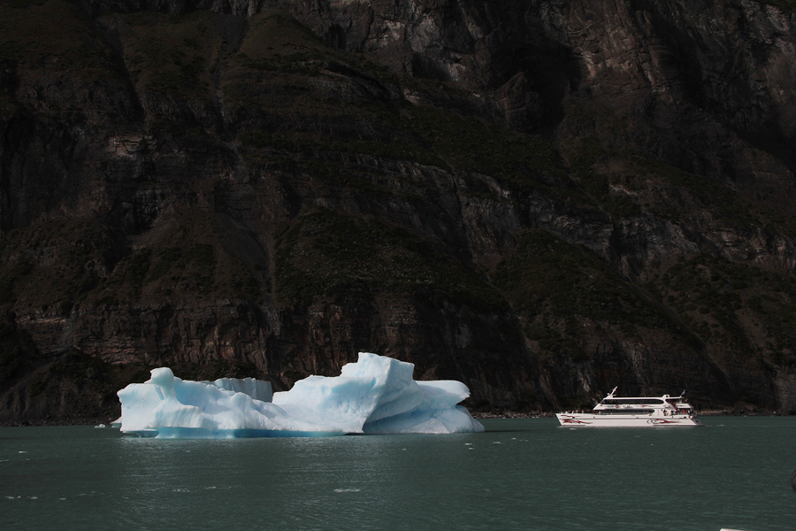 09437_ijsberg_boot.jpg - Iceberg on Lago Argentino, Los Glaciares N.P.