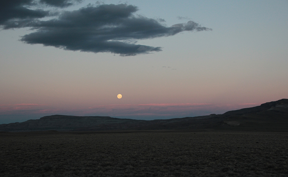 09619_maan.jpg - Full Moon rises above the pampa landscape